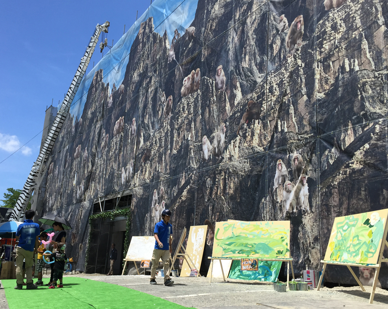 通常の工事現場を動物園化し、建設現場の体験イベントを行った事例